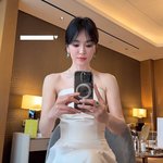 '파격 숏컷' 송혜교, <b>순백</b>의 드레스 깜짝 공개…드러난 어깨라인도...