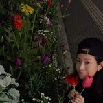 '최정훈' 한지민, 야간에 꽃길 데이트 "사진 촬영은 mom"