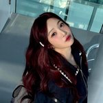 크러쉬 여친 조이, 햇살 <b>아래</b> 물든 미소…붉은<b>빛</b> 헤어와 청순한 분위기