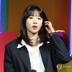 머리 넘기는 지예은