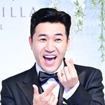 [현장포토] "세상 가장 행복해"…김종민, 빛나는 결혼<b>반지</b>