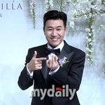 연하 김지원 닮은꼴과 결혼 "행복합니다" [<b>MD</b>현장](기자회견)