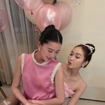 아이린, SM 떠난 제시카와 의외의 친분…얼굴 맞대고 무릎 위 안고