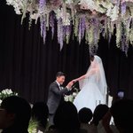 [어케생각해] "신랑 입장에 떼창" 김종민 결혼식 현장..신부도...