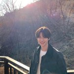 팬들에게 나들이 사진 공유해 준 변우석