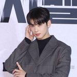 차은우 팬덤, 소속사 앞 트럭시위..."근거 없는 비방 <b>대처</b>하라"