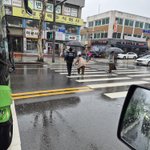 할머니 <b>우산</b> 씌우주는