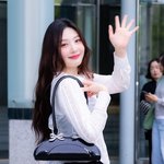 [T포토] 크러쉬 레드벨벳 조이 '꿀 뚝뚝 손인사'