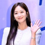 '김수현 논란 <b>불똥</b>' 조보아, 신혼여행도 미뤘는데...'넉오프'...