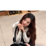 “청사과 같은 <b>미소</b>”…크러쉬 레드벨벳 조이, 봄날의 싱그러움 담은...