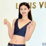 [포토] 정호연, '<b>시원</b>한 의상 입고 군살 제로 몸매 과시'