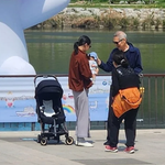 홍상수김민희, 아들 품에 안고…따스한 봄 나들이