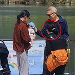 있는 저 여자 누구임? 아기 안고 <b>홍상수</b>랑 셋이 산책 중인데 ㄷㄷ