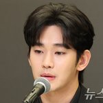 "김수현 <b>군</b>인 시절 '10대 김새론' 아닌 아이돌 출신 여배우와...