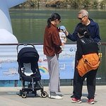 김민희X홍상수, <b>득남</b> 후 공원 산책 포착