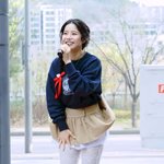 '솔릴린 <b>먼로</b>' 솔라, 길거리에서 짧은 치마 뒤집혀…손으로 가리느라...