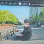 ‘흉기 난동’ 학생, 차량 운전자도 찔러…아이들 탄 <b>뒷좌석</b> 노크