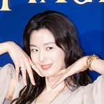 [드루와] [현장포토] "인간 <b>블링</b>블링"…전지현, 이유있는 자신감