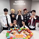 서로 잘 챙겨주는 <b>JYP</b> 선후배 조합 보기 좋다