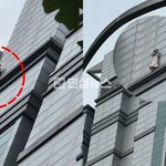강남역 빌딩 난간에 여자 매달려있었다고;; 실화냐 100분동안 설득하고...