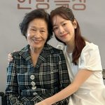 한지민, 김혜자와 꼭 끌어안고... 자매 같은 비주얼 [RE:스타]