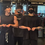 BTS 뷔·정국, 군 <b>복무</b> 중 벌크업... 탄탄한 어깨 근황 공개