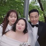 한지민, 웨딩드레스 입은 <b>정은혜</b>에 백허그 “사랑 가득했던 결혼식”...