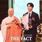 후 '불교 <b>개종</b>' 이승기, 2025 불자 대상 수상 [TF사진관]