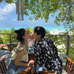 [드루와] 에일리최시훈, 신혼여행서 뽀뽀 중..꿀 떨어지는 <b>투샷</b>