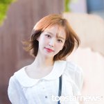 ‘봄바람에 사랑 받는 와니’ (웬디의 영스트리트 출근길) [<b>HD</b>포토]