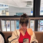 “수줍은 <b>미소</b>로 전한 일상”…이미주, 붉은 니트 근황샷→팬들 설렘