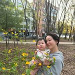 이유영, 육아엔 편안한 복장이 최고지…<b>민낯</b>으로 딸과 꽃 구경 중