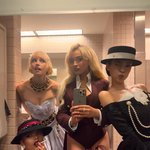 제니 사브리나 멧갈라 화장실 <b>셀피</b> 뜸