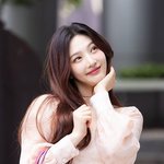 레드벨벳 크러쉬 조이 '거울아거울아, 세상에서 누가 제일 예쁘니'...