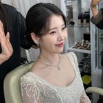 드레스 입은 <b>애순</b>이…아이유, 백상 비하인드컷
