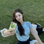 “초여름 햇살에 머문 <b>미소</b>”…송지우, 푸른 잔디 위 여유→팬들 일상...