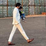 김우빈, 화이트수트도 소화하는 피지컬..아이도 <b>한손</b>으로 거뜬