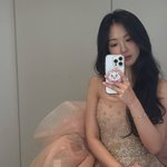 공주님이 따로 없네…인기상 받은 자의 여유 있는 <b>미소</b> [해시태그]