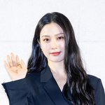 [현장포토] "예쁨으로 가득"…고<b>민시</b>, 인형의 눈맞춤