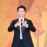 [사진]김준수, '<b>슈트</b>핏 뽐내며 하트'
