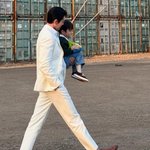김우빈, 아빠 된다면 이런 모습?…<b>한</b> <b>손</b>으로 아이 안고도 '여유'