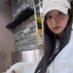 [어케생각해] 김사랑, 몽글몽글 사모예드와 힐링 타임…47세 맞아...