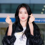 [T포토] <b>신예</b>은 '공항에 뜬 애교 요정'