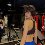 나나, <b>브라</b>톱 입고 드러낸 등근육…탄탄 복근까지 '섹시·건강미'...