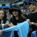 맨시티 <b>홀란드</b> 싸인받고 좋아하는 전지현