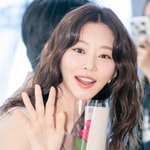 [포토] <b>이주빈</b>, 팬에게 꽃 편지 받고