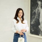 48세 김희선, 흰 셔츠+청바지 <b>기본템</b> 입었을 뿐인데‥미모 레전드