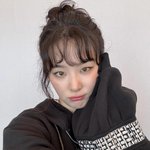 번 헤어+블랙 스웨트 <b>무드</b>”…슬기, 상하이 여운 담은 셀카→팬심...