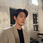 김우빈, 신민아 또 반할 명품 <b>슈트</b>핏…장기 연애에도 심쿵