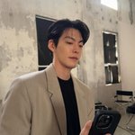 ‘신민아’ 김우빈, 턱시도는 이런 느낌? <b>문짝</b>어깨 슈트핏에 심쿵